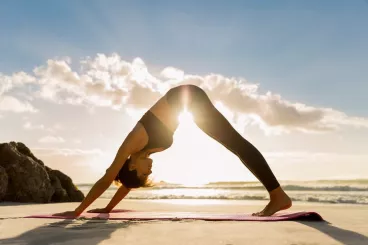 Yoga à la plage : des postures pour chaque moment de la journée 