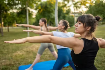 femmes qui pratiquent du yoga