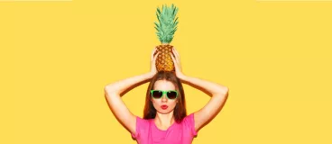 Une femme avec un ananas sur la tête