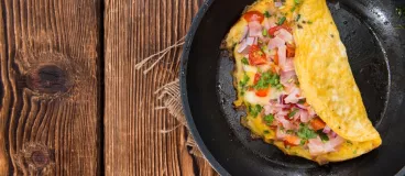 Omelette roulée au jambon de Bayonne, aux légumes et au piment d’Espelette