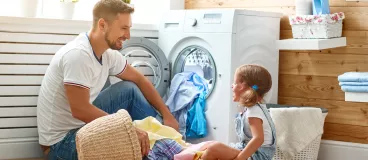 Faire sa lessive : mode d’emploi, un père et sa fille font la lessive