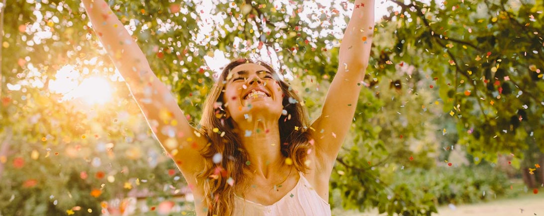 femme levant les bras en l'air