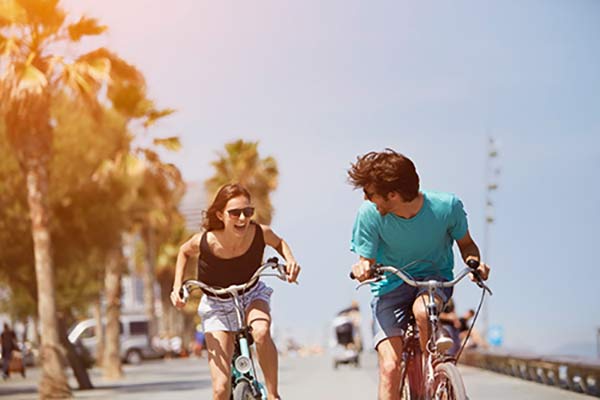 Un couple souriant à vélo