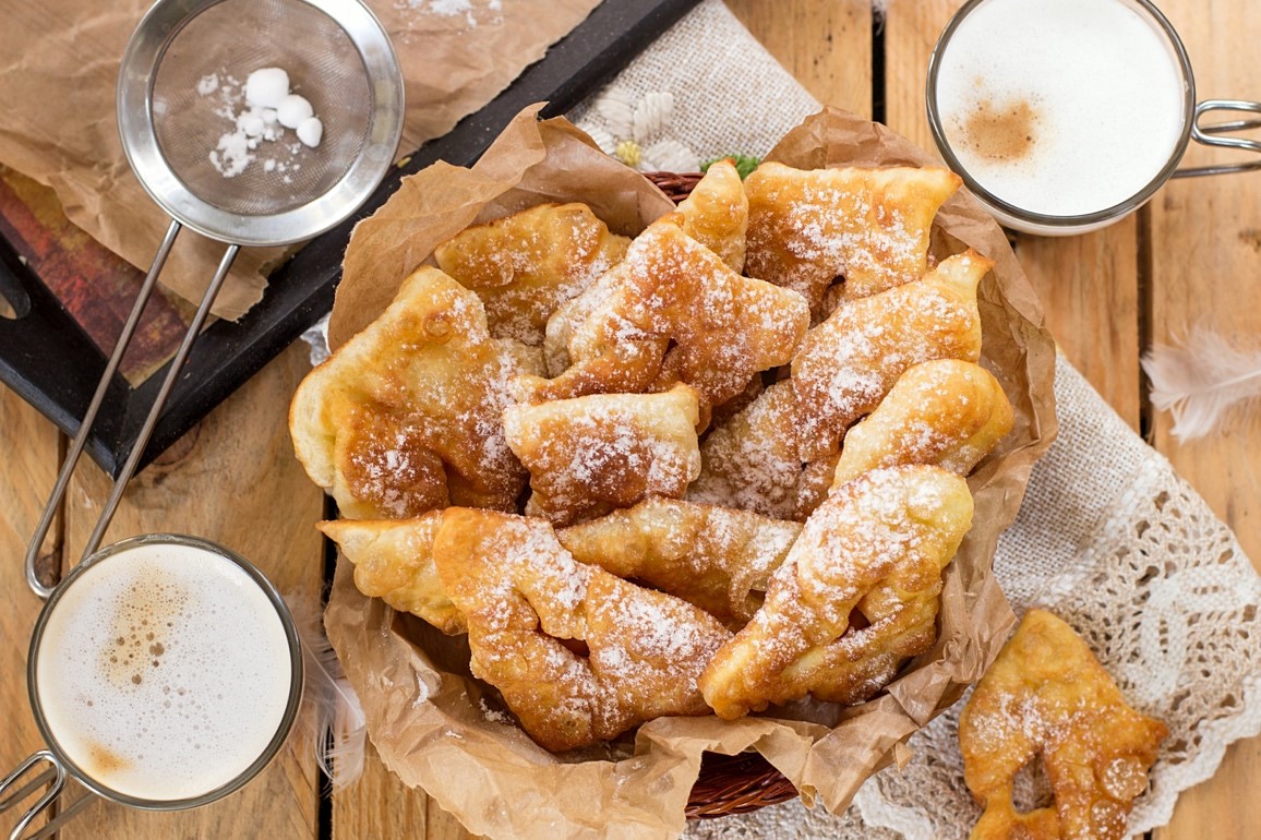 Des bugnes enrobées de sucre glace