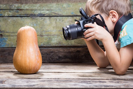 Enfant en train de faire des photos