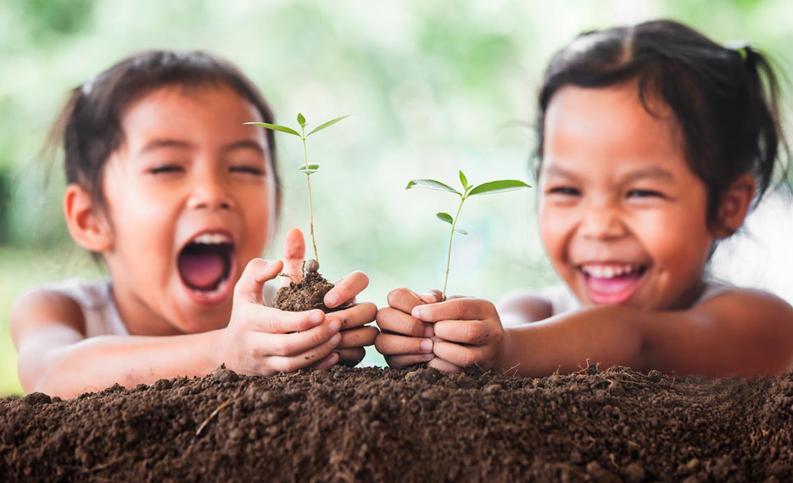 petites filles jouant avec de la terre