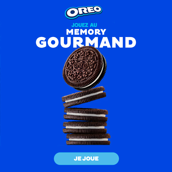 Oreo empilés sur fond bleu