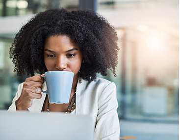 femme buvant un café