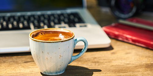 tasse de café devant ordinateur