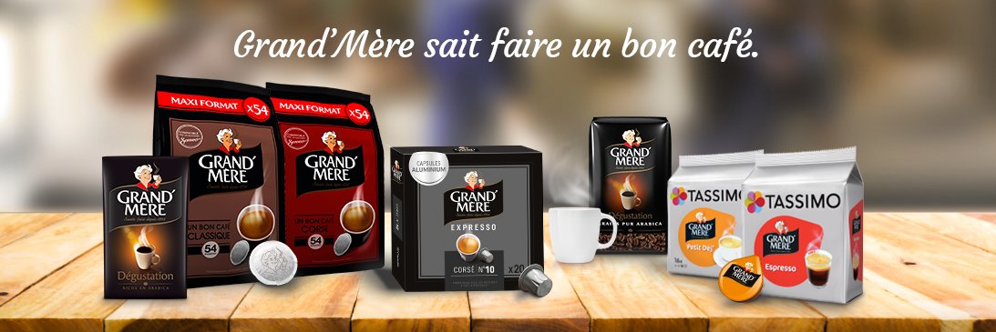 Paquets de café sur table en bois