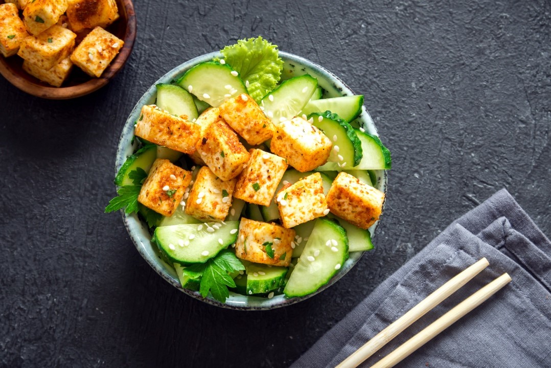 Salade de tofu grillé et concombre : un plat typiquement végétalien