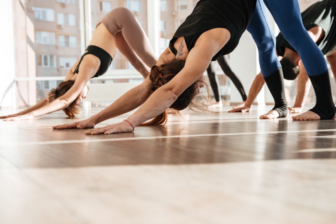 Des femmes à un cours de yoga en salle