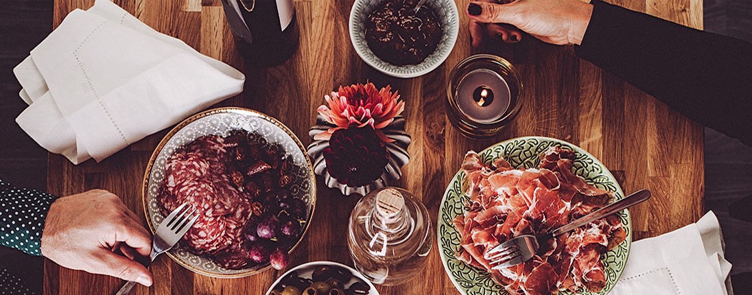 Apéritif dinatoire : saucisson, jambon et olives servis sur une table