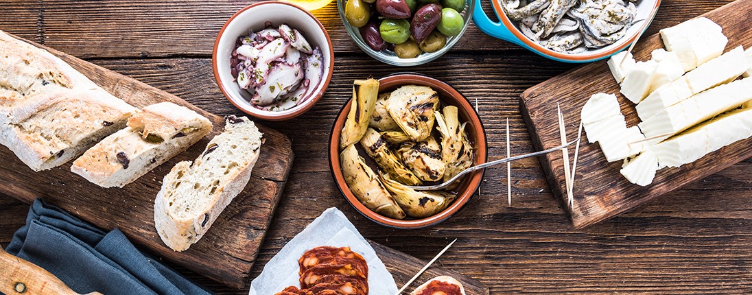 Des tapas disposés dans des ramequins pour l’apéritif : chorizo, artichauts, féta et olives