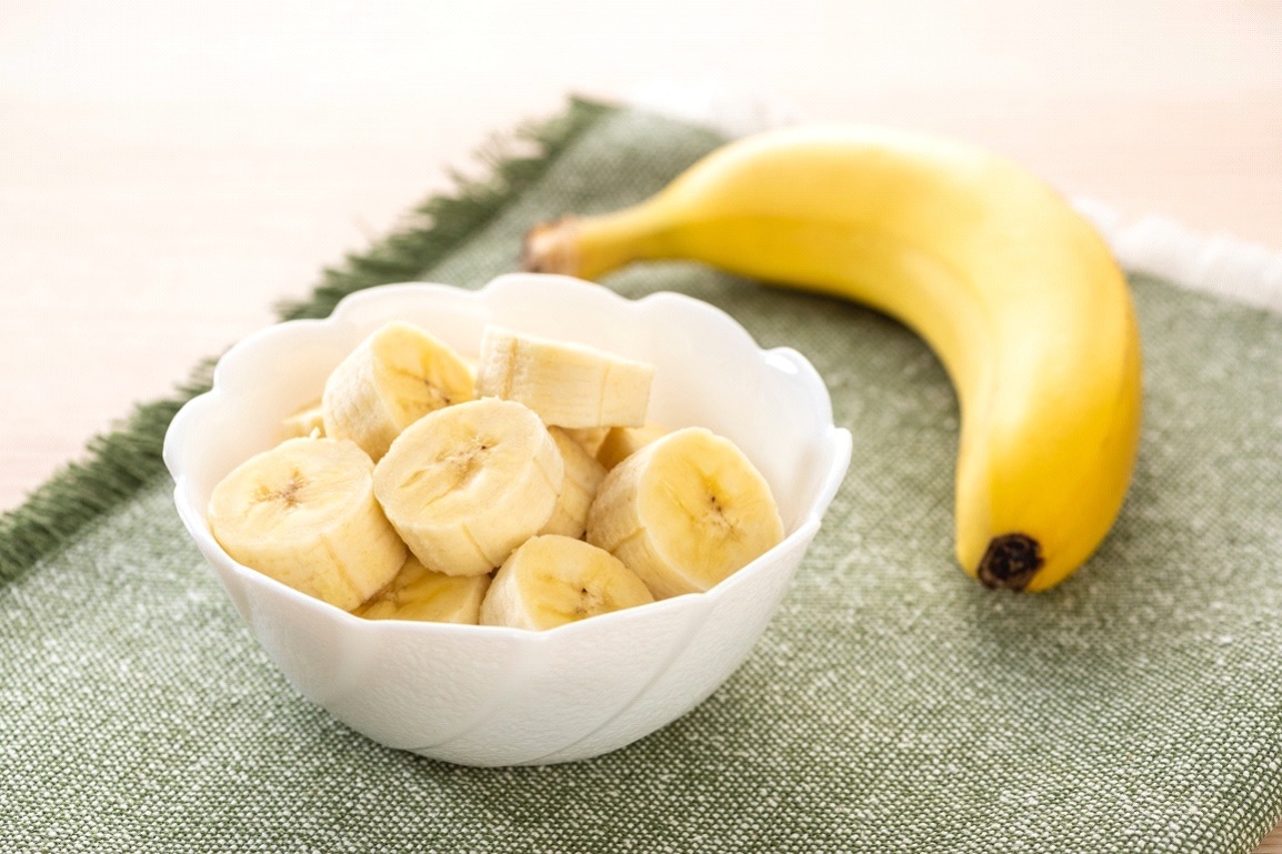 Une banane découpée en rondelles