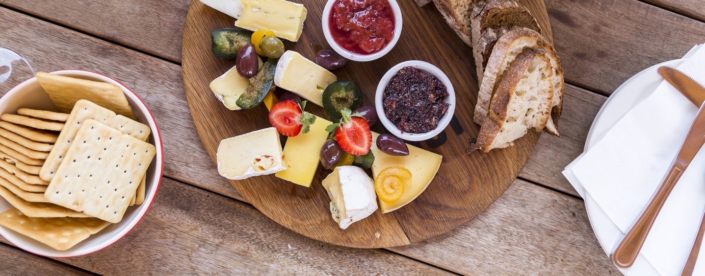 Un plateau de fromages et des biscuits salés