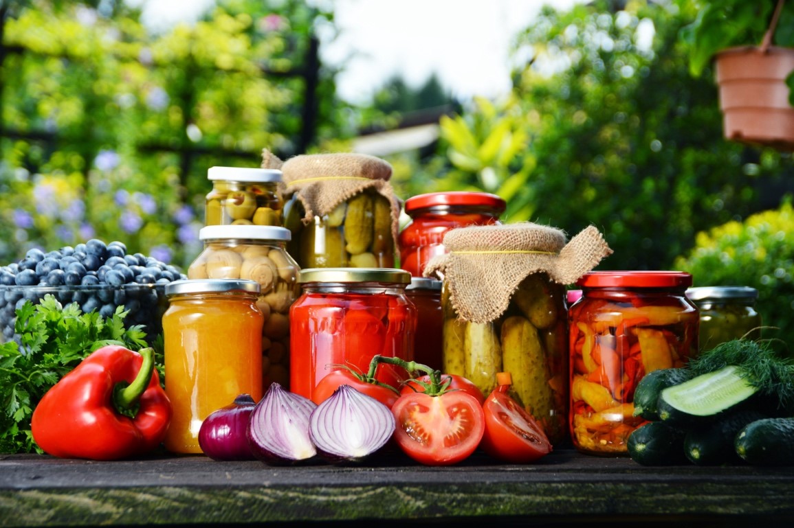 Des bocaux de légumes et de fruits maison