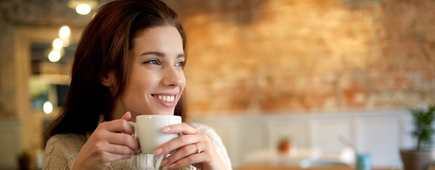 Une femme déguste un bon café