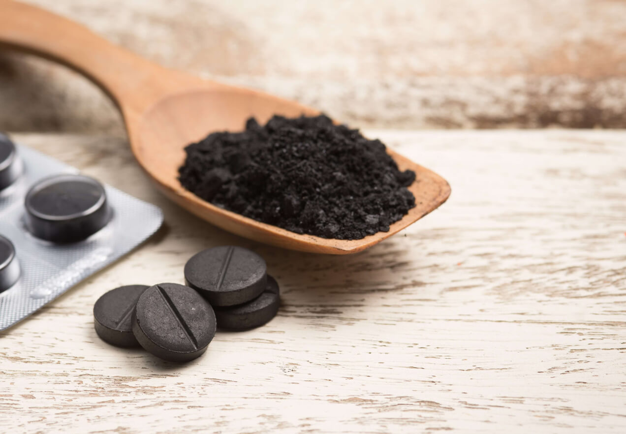 Le charbon végétal en poudre et comprimés est idéal en cuisine