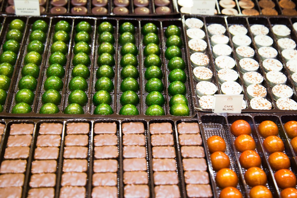Des chocolats disposés sur une table