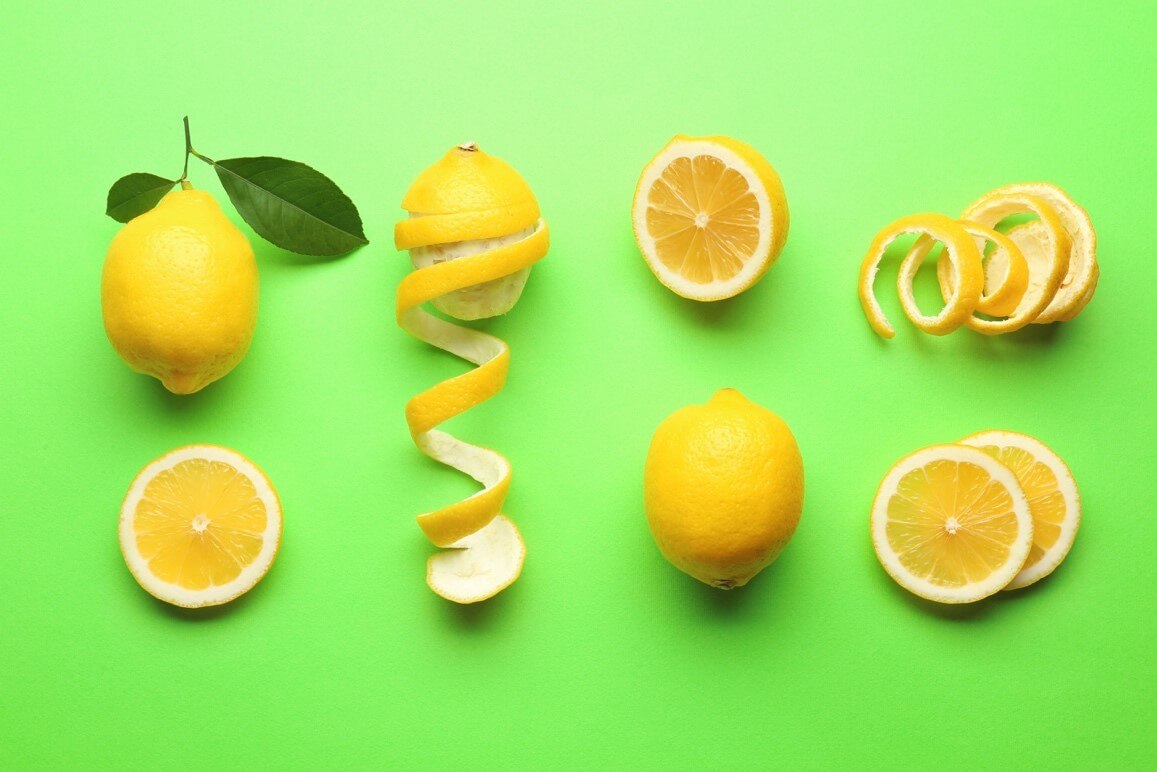 Des citrons jaunes entiers, en zestes et en rondelles