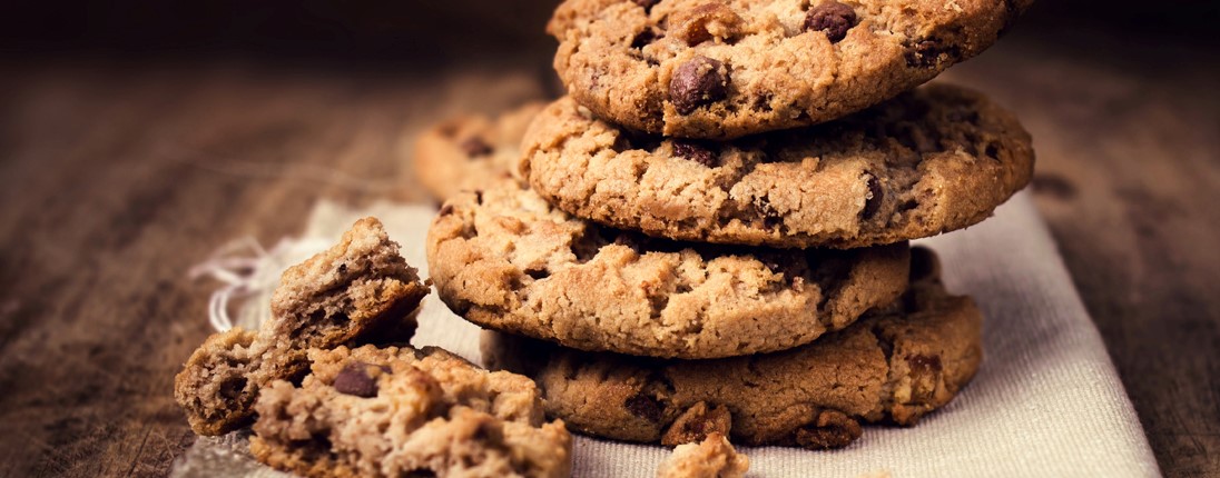 Des cookies disposés sur une table