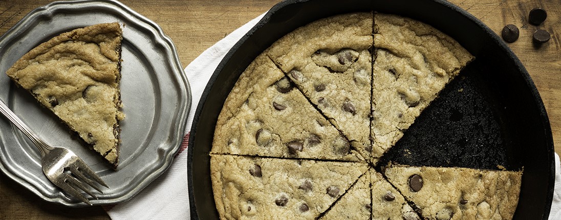 Un gâteau de cookie dans une poële