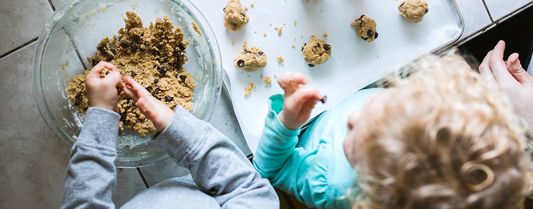 Des enfants cuisinent des cookies