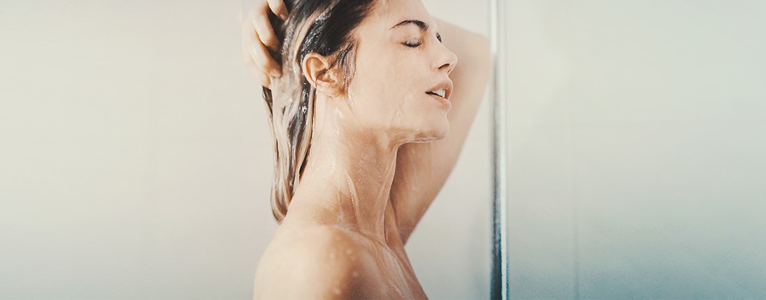 Une femme prend une douche