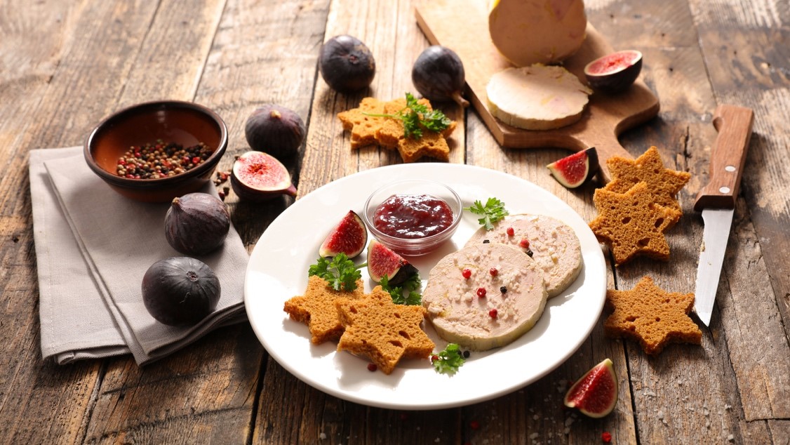 Du foie-gras avec des figues disposés sur une table 