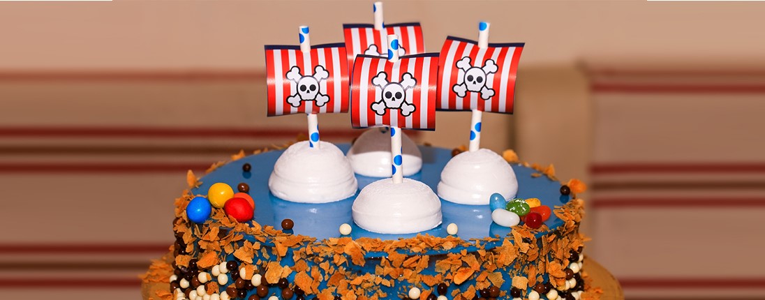 Un gâteau d’anniversaire décoré avec des drapeaux de pirates
