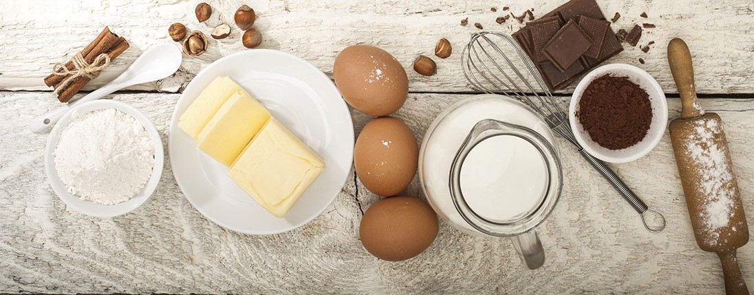 Les ingrédients de base pour réaliser un gâteau au chocolat disposés sur un  plan de travail