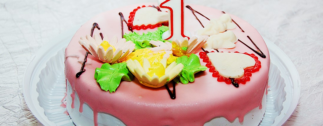 Des éléments de décoration en pâte à sucre disposés sur un gâteau