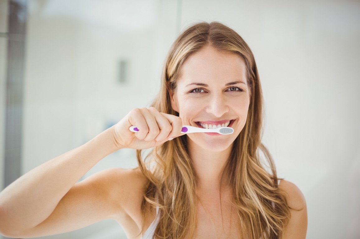 Une femme qui se brosse les dents