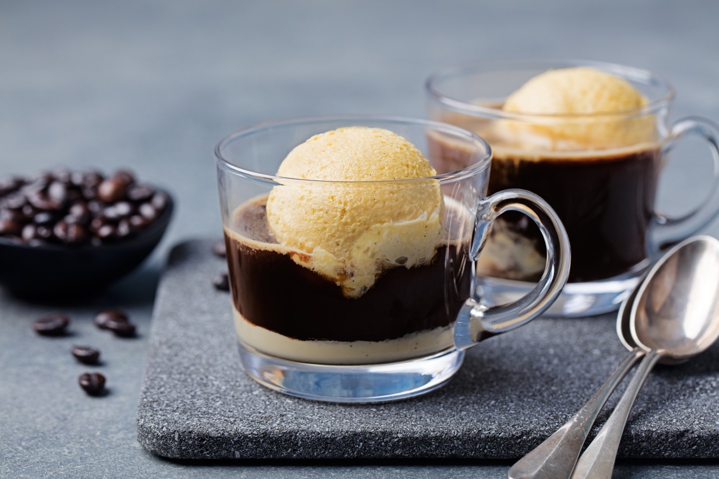 une boule de glace dans un café