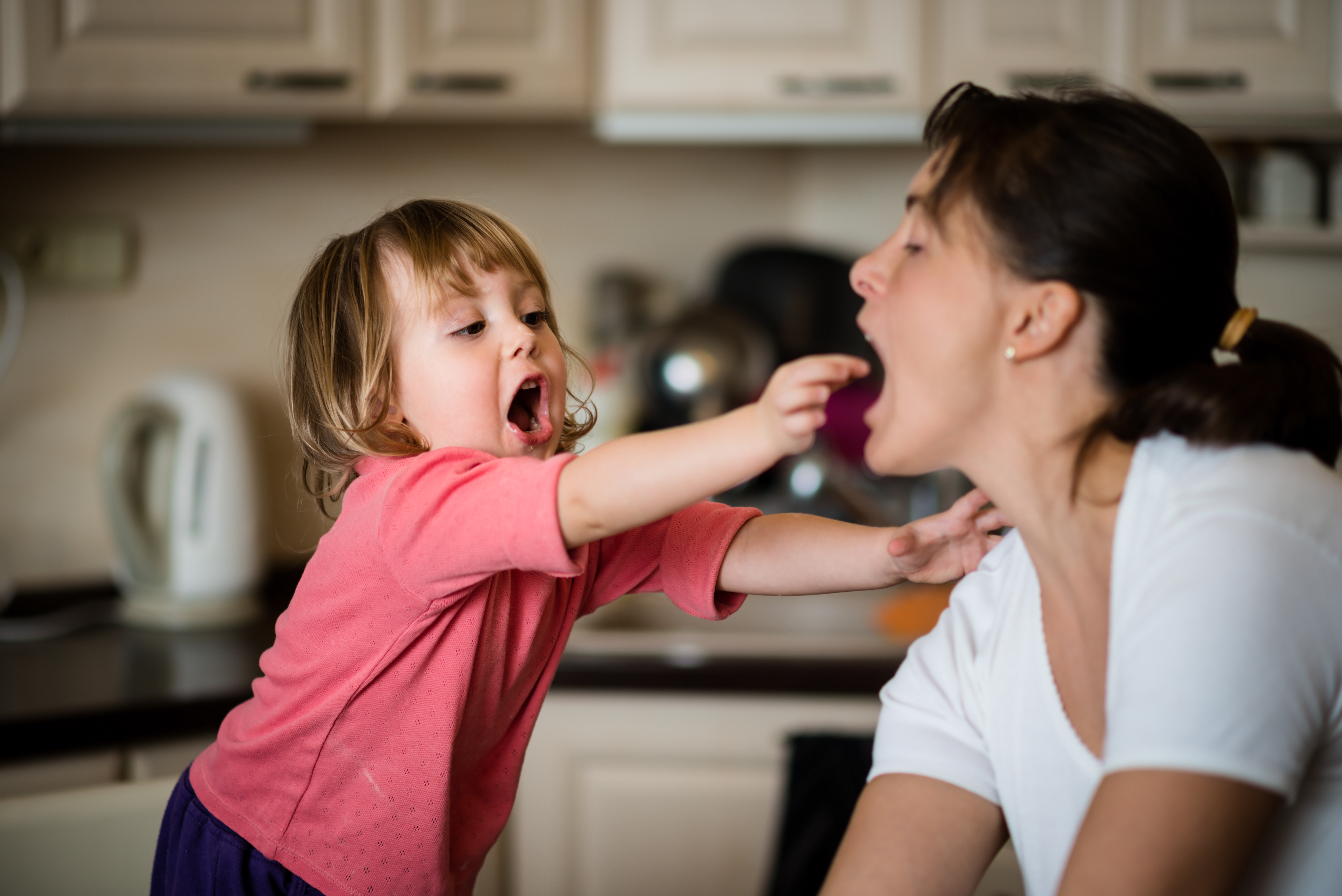 enfant donne manger à sa maman