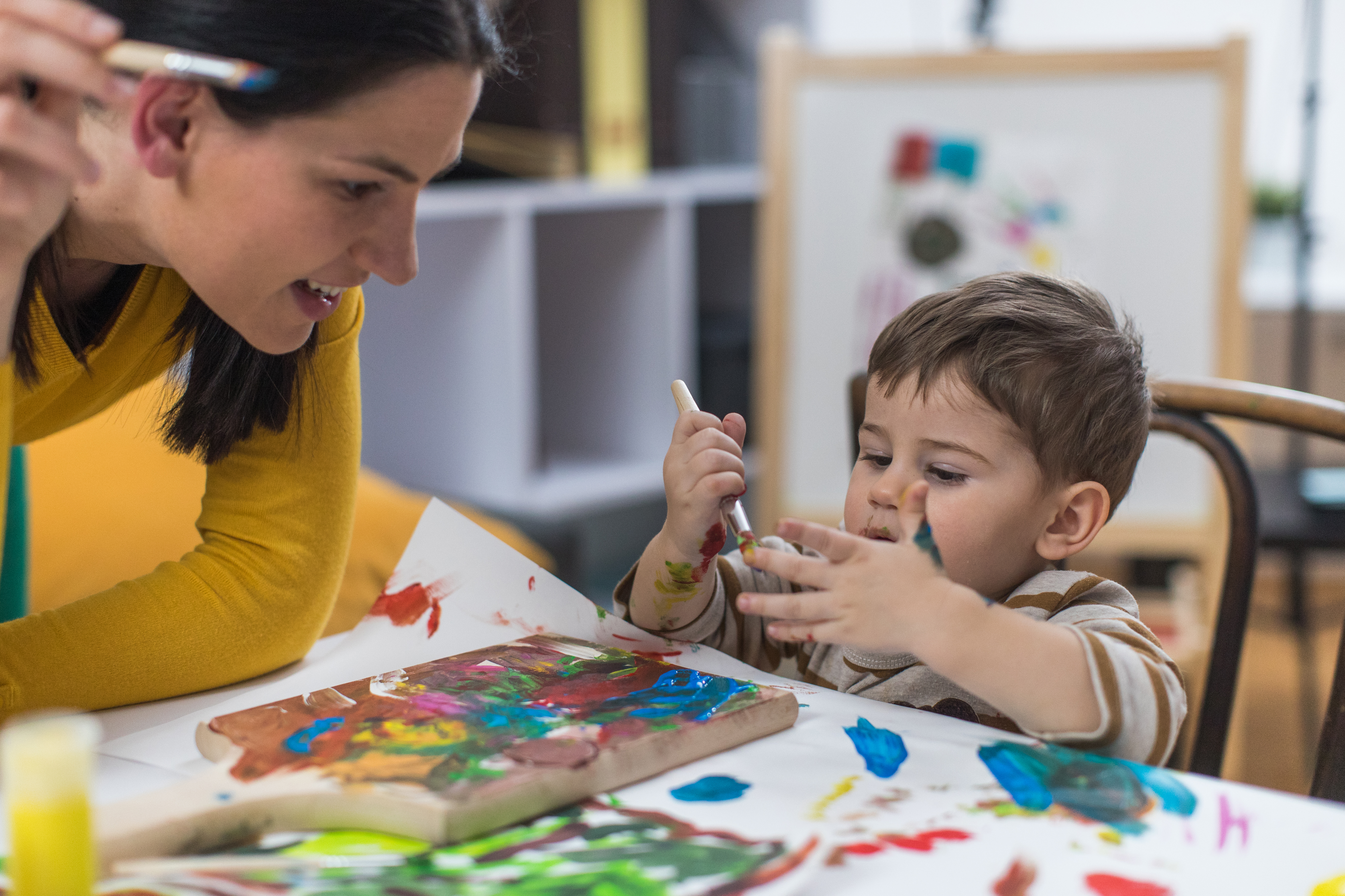 enfant qui peint avec sa maman