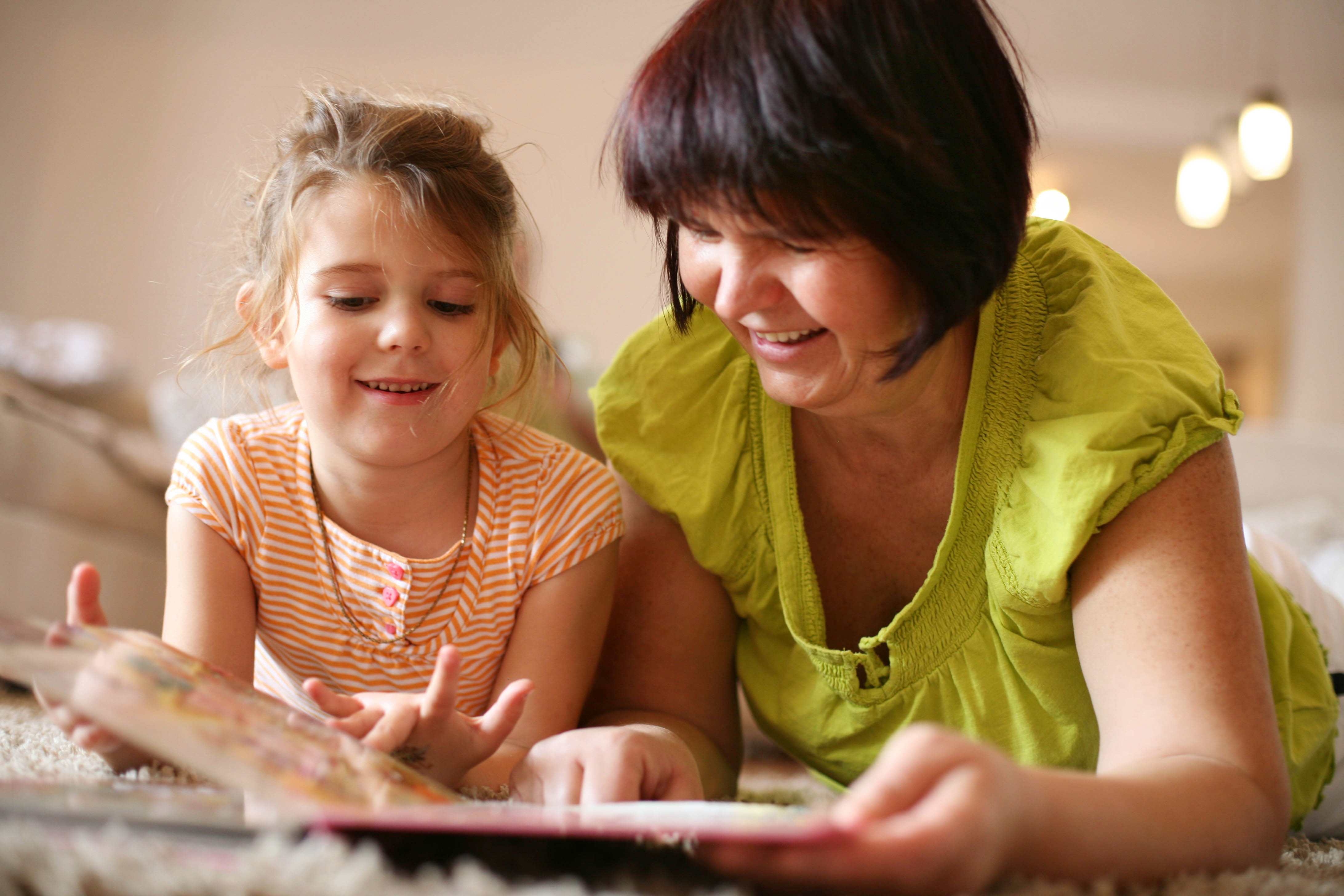 petite fille lit avec sa mère