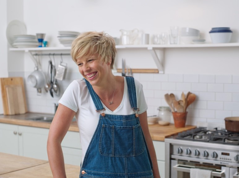 Femme dans la cuisine