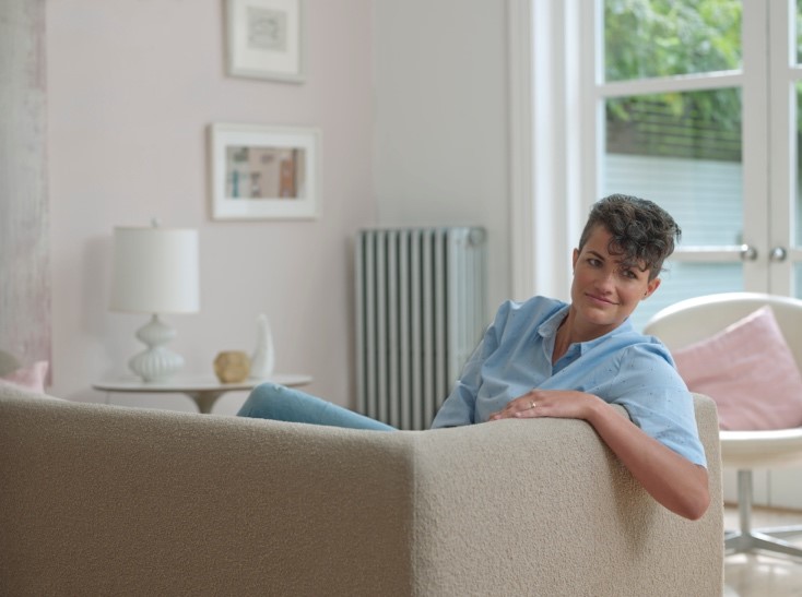 femme assise dans son canapé