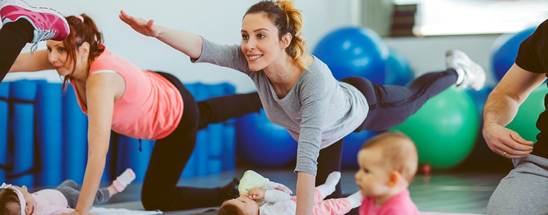 Un cours collectif de gym avec des mamans et leurs bébés