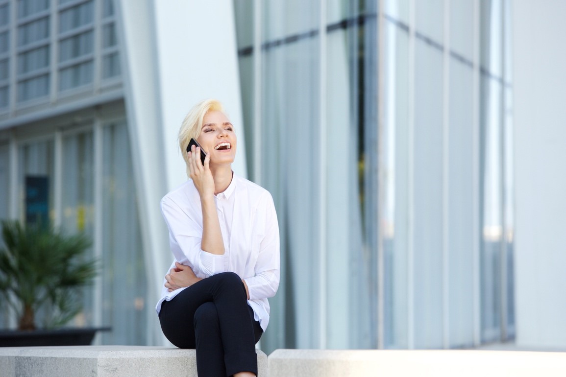 Une femme blonde au téléphone