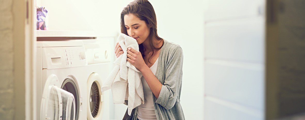 Une femme lave son linge