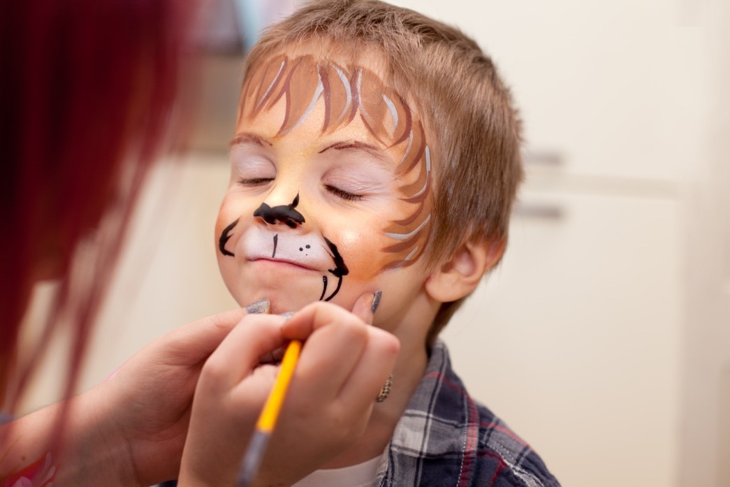 Peinture pour le visage : que choisir pour maquiller son enfant ?