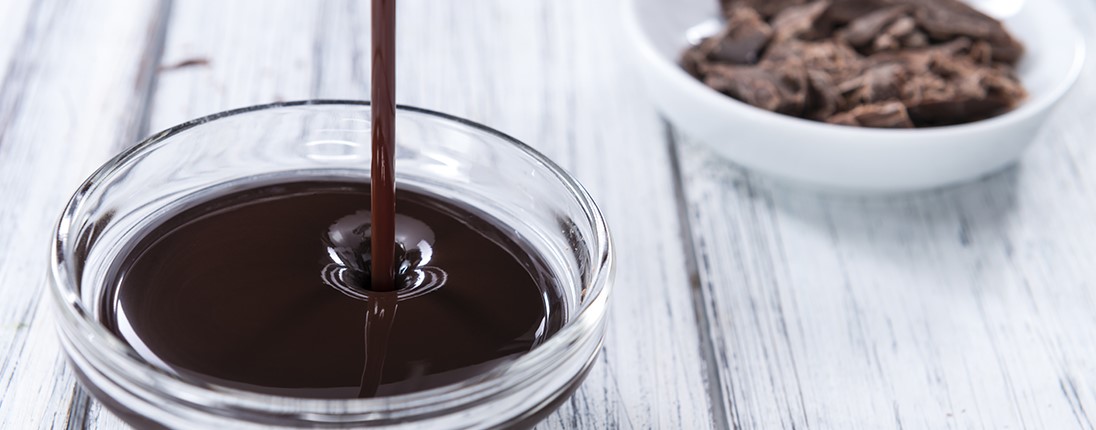 Du coulis au chocolat dans un ramequin