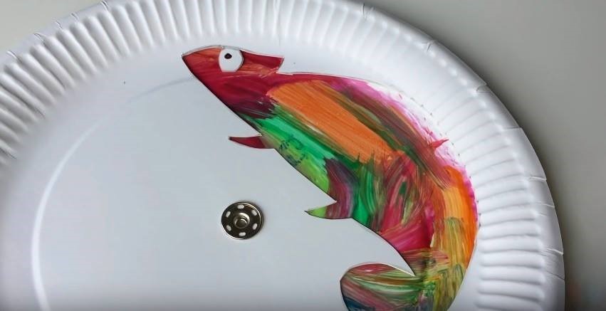 Un caméléon peint sur une assiette en carton