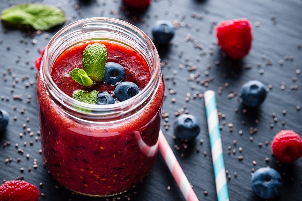 Un smoothie aux fruits rouges