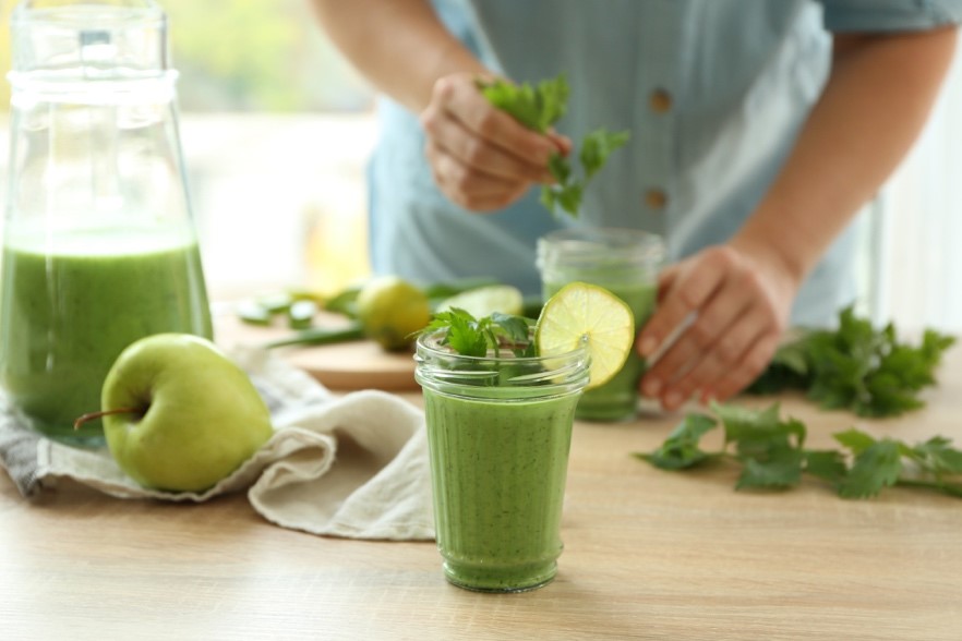 Des smoothies aux fruits et légumes verts