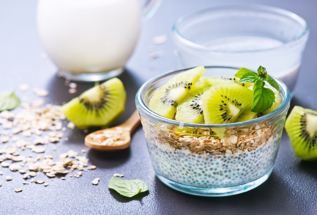 Un dessert à base de graines, céréales et kiwi