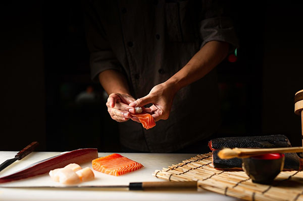 Couper du saumon cru pour les sushis